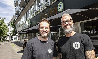 Max Wüllner (l.) und Danny Scharrer haben das Gustav Grün-Konzept nach Bielefeld gebracht. - © Jörg Dieckmann - www. dieckmann-fotodesign.de