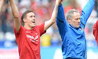 Max Kruse und Christian Streich hatten in der Saison 2012/13 mit dem SC Freiburg viel Grund zum Jubeln. Nun feiert Kruse in Diensten des SCP ein Wiedersehen mit seinem Ex-Coach. - picture alliance / dpa