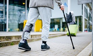 Medikamente, Physiotherapie und Hilfsmittel: Diese drei Dinge können das Leben mit einer spastischen Bewegungsstörung leichter machen. - Besim Mazhiqi/Stiftung Deutsche Schlaganfall-Hilfe/dpa-tmn