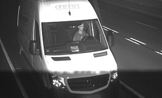 Der gestohlene Transporter wurde am frühen Morgen des 5. Septembers bei Stadthagen auf der B65 von einem Blitzer fotografiert. - Polizei Minden-Lübbecke