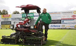 Ralf Menke kümmert sich im Häcker Wiehenstadion um den Rasen. - Torben Stallmann
