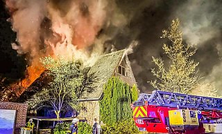 Beim Eintreffen der Einsatzkräfte befanden sich alle anwesenden Bewohner des Zweifamilienhauses bereits vor dem Gebäude. - Feuerwehr Gütersloh