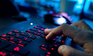 Die US-Justiz ist hinter mehreren Russen her, die hinter einem großen Hacker-Angriff auf die ukrainische Regierung und andere Staaten stecken sollen. (Archivbild) - Nicolas Armer/dpa