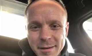 Arne Feick spielt beim Zweitligisten FC Heidenheim und sitzt während der Videoaufnahme im Auto. - Screenshot Arne Feick spielt beim Zweitligisten FC Heidenheim und sitzt während der Videoaufnahme im Auto. - Screenshot