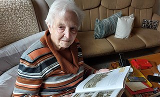 Anneliese Götte aus Borgentreich-Körbecke blättert in einem Buch über Dortmund, ihre Heimatstadt. - Dieter Scholz Anneliese Götte aus Borgentreich-Körbecke blättert in einem Buch über Dortmund, ihre Heimatstadt. - Dieter Scholz