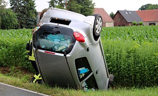 In Folge des Unfalls überschlug sich das Auto und landete auf dem Dach. - Polizei Minden-Lübbecke