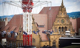Kirmesspaß in luftiger Höhe: Nicht nur der Leinewebermarkt lockt 2025 Besucherinnen mit spaßigen Attraktionen wie hier im Kettenkarussel - ein Überblick. - Mike-Dennis Müller / www.mdm.photo
