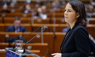 Bundesaußenministerin Annalena Baerbock vor der Parlamentarischen Versammlung des Europarates. - Jean-Francois Badias/AP/dpa