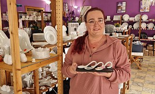 Christina Sudbrock, Leiterin im Factory Outlet von Holst Porzellan an der Langen Straße im Kreis Gütersloh, präsentiert die The Taste-Löffel. - Uwe Pollmeier