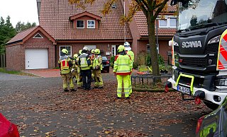 Bei einem Brand im Erdgeschoss eines Wohnhauses an der Straße Auf dem Bieleken in Schloß Neuhaus zog sich ein 60 Jahre alter Bewohner eine schwere Rauchgasvergiftung zu. - Ralph Meyer