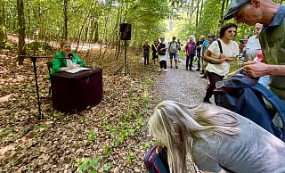 Die Schauspielerin Natascha Mamier inspiriert die Wanderer mit Gedanken über das Gehen aus "Wanderslust" von Rebecca Solnit zur Selbstbeobachtung unterwegs. - Ann-Britta Dohle