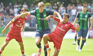 Diesmal ist oftmals kein Durchkommen: Güterslohs Luis Frieling (m.) bleibt im Heimspiel gegen Fortuna Düsseldorfs U23 diesmal weitgehend blass. Die 1:3-Niederlage vor 2.002 Zuschauern im Heidewald ist trotzdem absolut vermeidbar. - Jens Dünhölter