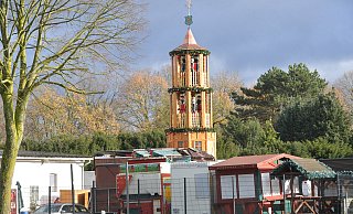Schon jetzt ein Blickfang: Die Weihnachtspyramide nahe der B61 in Höhe Isselhorst ist kaum zu übersehen. Ab Freitag beginnt ihr Aufbau auf dem Berliner Platz in Gütersloh - sport/presse/foto Dünhölter