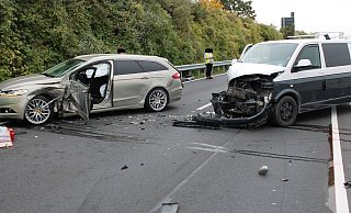 Die Unfallstelle musste vollgesperrt werden. - Polizei Minden-Lübbecke