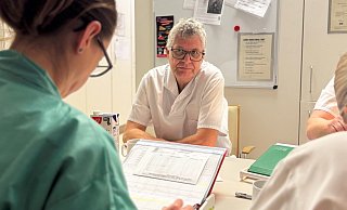 Das Praktikum beginnt pünktlich um 20 Uhr: Christian Haase erhält einen intensiven Einblick über die aktuelle Patientenbelegung in der kommenden Nachtschicht auf Station im St.-Ansgar-Krankenhaus Höxter. - rw-system
