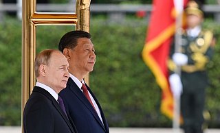 Russlands Präsident Wladimir Putin (l) ist für ein Treffen mit Chinas Staatschef Xi Jinping nach Peking gereist. - Sergei Bobylev/Pool Sputnik Kremlin/AP/dpa