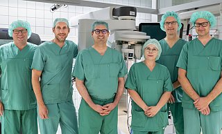 Freuen sich über das Eintreffen des da Vinci SP-Operationssystems: (v.l.) Thomas Breidenbach (Vorstand der KKHB), Christian Meyer (Direktor der Universitätsklinik für Urologie), Andreas Krieg (Direktor der Universitätsklinik für Allgemein- und Viszeralchirurgie, Thoraxchirurgie und Proktologie), Dominique Moise (Chefärztin der Klinik für Frauenheilkunde), Andreas Schroeder (Medizinischer Vorstand der KKHB), Christopher Seegert (Leitung Zentrales OP-Management der KKHB). - Kreiskliniken Herford-Bünde
