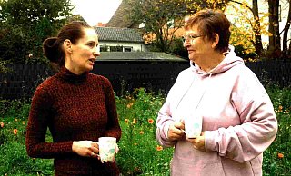 Verena Falk (links) und Angela Krieger von der Igelhilfe Herford-OWL haben derzeit zahlrecihe Schützlinge zu versorgen. Derzeit tun sie das im Keller und auf dem Dachboden ihrer Privathäuser. Doch auf Dauer geht das so nicht weiter. - Natalie Gottwald