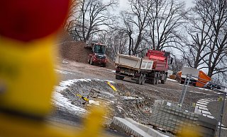 Die Bahnhofstraße bleibt auf Höhe der Brücke noch mehrere Monate gesperrt. - Niklas Tüns