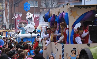 Närrische Fröhlichkeit schenkten die unzähligen Teilnehmer beim Rosenmontagszug in Steinheim den mehr als 20.000 Besuchern. - David Schellenberg