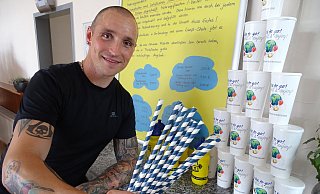 Marco Bunge ist Studioleiter vom Fit4Fun in Salzkotten. In seinem Fitnessstudio wird es ab sofort keine Strohhalme aus Plastik mehr geben. Er setzt auf blau-weiß gestreiftes Papier und Mehrweg-Flaschen und -Becher. - Kristina Grube