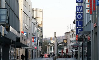 Kleinere Geschäfte sollen bald wieder öffnen dürfen. In der Bahnhofstraße mit ihren Waren- und Modehäusern sowie großen Niederlassungen von Filialisten werden viele Geschäfte allerdings noch geschlossen bleiben müssen. - Peter Unger