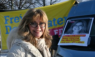 Maren Gilzer-Kuhlmann bei einem Wahlkampfauftritt in Oberkrämer. - Foto: Bernd Settnik/dpa
