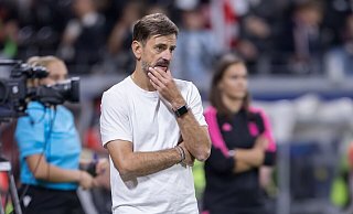 Die Fußballerinnen von Eintracht Frankfurt und Trainer Niko Arnautis müssen auf dem Weg in die Champions League Sporting Lissabon besiegen. - Jürgen Kessler/dpa