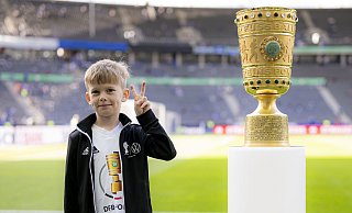 Mario war Einlaufkind beim DFB-Pokalfinale in Berlin. Dort durfte er sich auch den Pokal aus nächster Nähe anschauen. - getty für Volkswagen - Alexander Scheuber