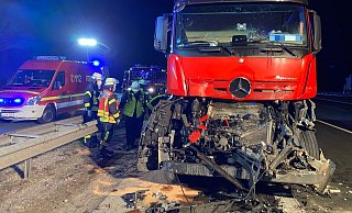 Am Laster entstand beträchtlicher Sachschaden. Der Fahrer verletzte sich bei der Kollision. - Christian Mathiesen
