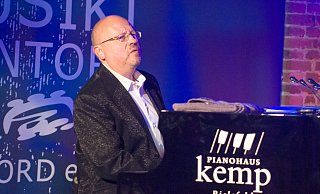 Der Ausnahmepianist Frank Chastenier war schon mit Max Mutzke im Musik Kontor. Jetzt präsentiert er einen Balladen-Abend. - Ralf Bittner