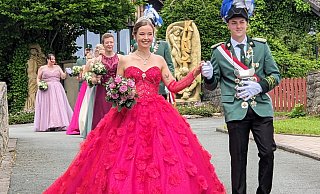 Das strahlende Königspaar Marleen Menne und Ken Horsthemke führt den Festumzug an. - Burkhard Battran