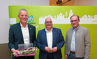 Mit einem Präsent verabschieden der neue Verkehrsvereinsvorsitzende Udo Neisens (M.) und Geschäftsführer Markus Sandbothe (r.) den scheidenden Vorsitzenden Wolfgang Thorwesten. - Verkehrsverein Hövelhof