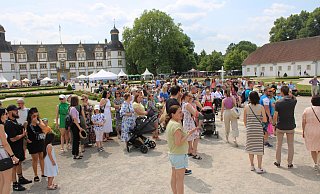Schon bei der Eröffnung des Fests der Begegnung versammelten sich viele Besucher vor der Bühne. - Moritz Jülich