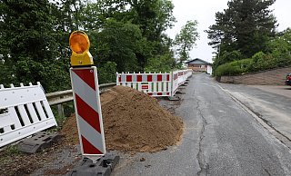 Die Westfalen Weser Netz verlegt am Plattenberger Weg ein neues 10.000 Volt-Stromkabel. Dafür ist die schmale Straße habseitig gesperrt. - Jörg Stuke