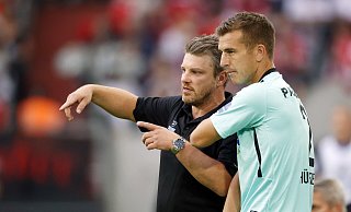 SCP-Trainer Lukas Kwasniok und Routinier Uwe Hünemeier sahen am Freitag in Düsseldorf jeweils eine Gelbe Karte in der Nachspielzeit. - picture alliance / Norbert Schmidt