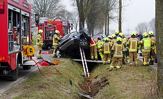 Beim einem schweren Verkehrsunfall auf dem Kreuzweg (L937) bei Bad Lippspringe werden drei Personen verletzt, eine davon schwer. - Ralph Meyer