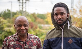 Souleymane Tounkara (l.) unterstützt Mamadou Bailo Barry, der Anfang August Opfer eines rassistischen Angriffs wurde. - Ralf Bittner