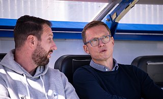 Arminias Sportchef Michael Mutzel (r.) und Cheftrainer Mitch Kniat suchen den Ausweg aus der sportlichen Misere. - Teresa Kroeger