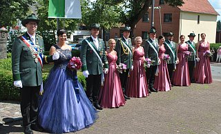 Das Buker Königspaar Andreas und Claudia Bertelt (v. l.) mit Markus mit Jessica Bertelt, Dirk mit Bianca Block, Olaf mit Tanja Heimsath, Matthias mit Donata Bertelt sowie Stefan mit Larissa Bentler. - Lennart Schlütz