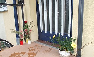 Im Reihenhaus-Eingang Rahdener Straße 19 hatten Espelkamper Bürger Blumen und Kerzen abgelegt. - Karsten Schulz