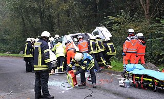 Die Einsatzkräfte mussten die Frau aus dem schwer beschädigten Fahrzeug befreien. - Andreas Eickhoff