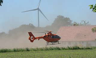Wird ein Mensch bei einem Unglück schwer oder lebensgefährlich verletzt, wird von den Einsatzkräften oft ein Rettungshubschrauber angefordert. - Joern Spreen-Ledebur (Symbolbild)