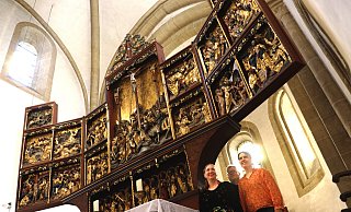 Annina Ligniez (v.l.), Olav Heinemann und Tabea Fuhr laden zum Altargeburtstag ein. - Andreas Sundermeier