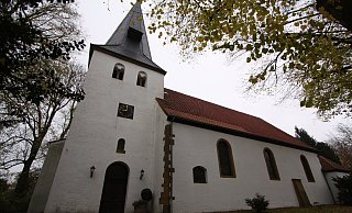 Die St.-Gangolf-Kirche in Hiddenhausen steht unter Denkmalschutz. Hier und in Eilshausen sollen ab Januar die Gottesdienste stattfinden. - Björn Kenter