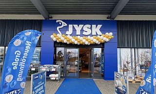Zur Neueröffnung ist der Eingang von Jysk in Espelkamp mit Luftballons geschmückt. - Kirsten Tirre