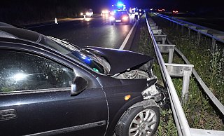 In der Nacht zu Montag kam es zu einem Unfall auf der A2 bei Gütersloh. Ein alkoholisierter Mann aus Steinhagen fuhr mit seinem Wagen in die Leitplanke. - Andreas Eickhoff