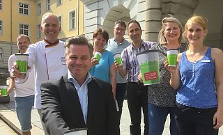 Heinz Kleine (Café Kleine und Markthalle), Thomas Pollmeier Bäckerei Pollmeier/Lechtermann), Bürgermeister Tim Kähler, Daniela Aug (Kantine des Mathilden-Hospitals), Daniel Schnarre (Herringhauser Holzofenbäckerei Schnarre), Afif Boudaouara (Tee Cupdor in der Markthalle), Pia Loose (Pro Herford) und Klima-Managerin Laetitia Müller. - Corina Lass