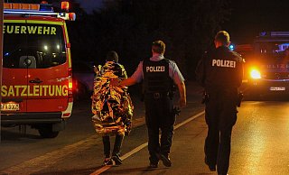 Die Polizisten führen den Festgenommenen ab. - Christian Mathiesen