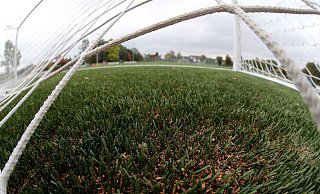 Abgelaufene Grasfasern, offene Nähte - drei Kunstrasenplätze in Enger sind in die Jahre gekommen und sollen erneuert werden. - Wolfgang Rudolf